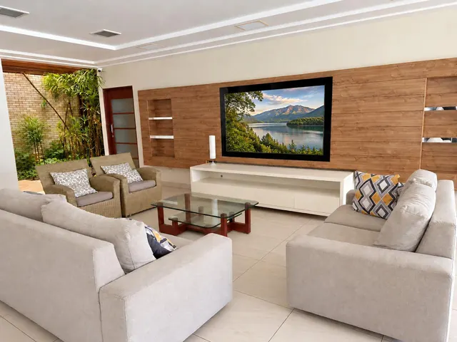 Sala de estar com painel de televisão
