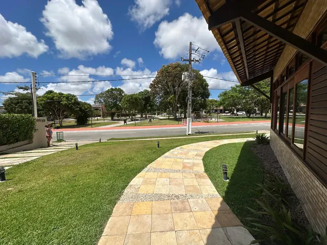 Passeio em frente à casa e vista para a praça