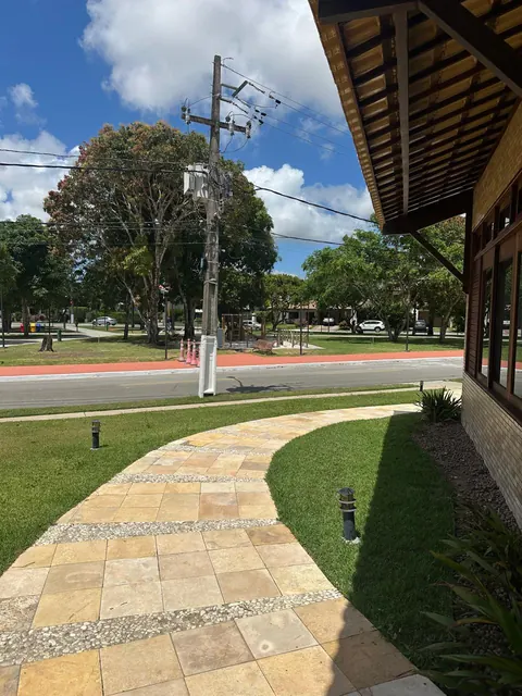 Jardim frontal e praça em frente à casa