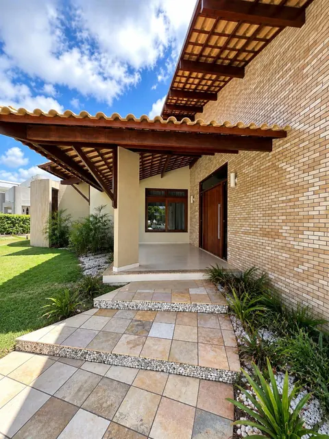 Entrada da casa e jardim lateral