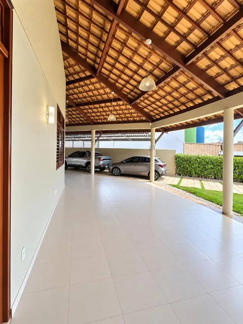 Varanda coberta e acesso à garagem