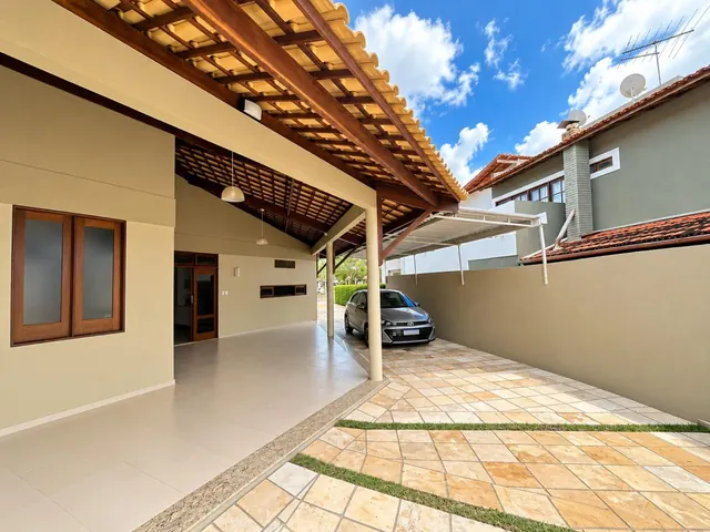 Garagem coberta ao lado da casa