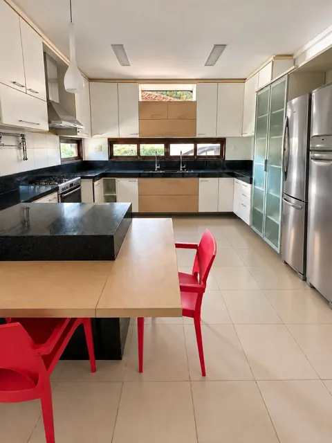 Cozinha com bancadas e mesa de apoio