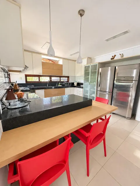 Cozinha com armários e bancada