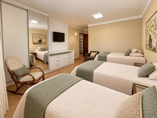 Quarto com camas de solteiro e armários embutidos