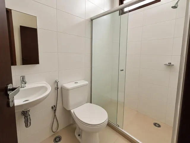 Banheiro com box de vidro