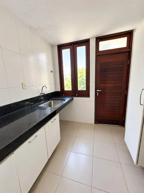 Área de apoio com bancada e armários