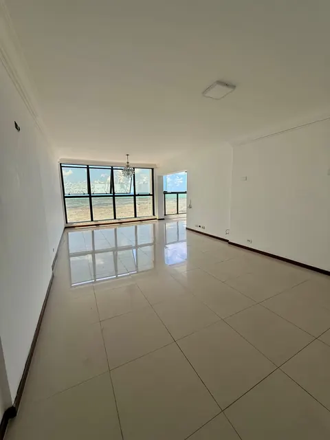 Sala de estar e jantar com vista para o mar