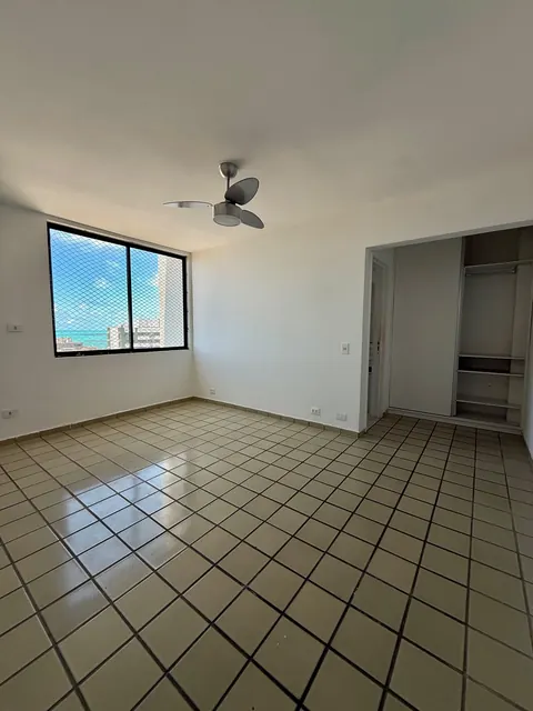 Suíte com armários embutidos e vista para o mar