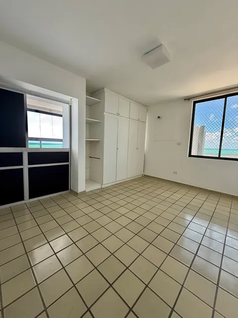 Quarto com armários embutidos e vista para o mar