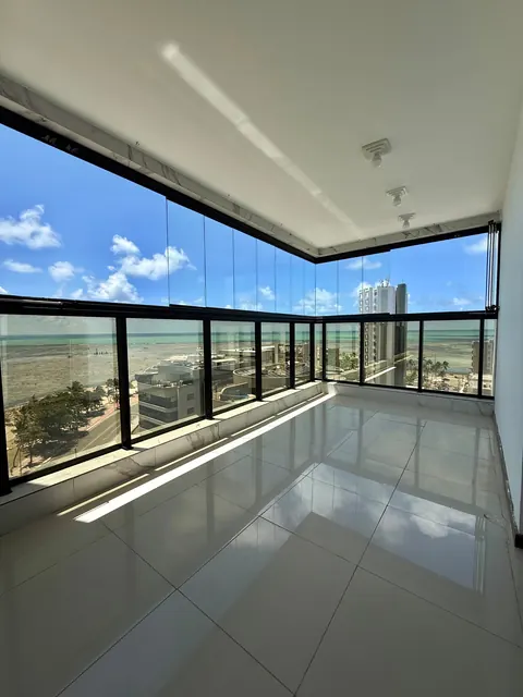 Varandão envidraçado com vista para o mar