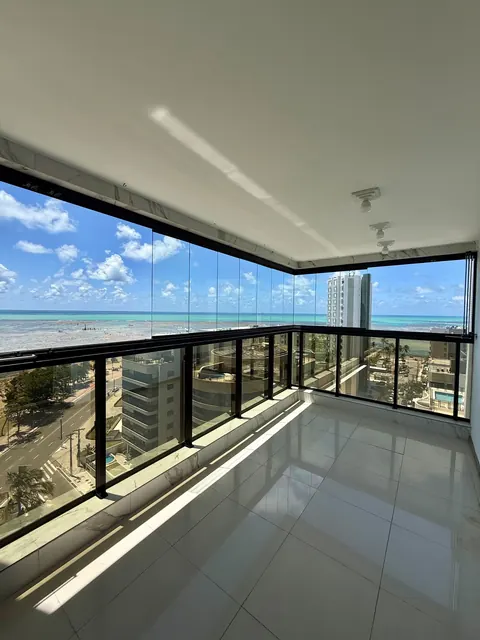 Varandão em L com vista para o mar e a orla