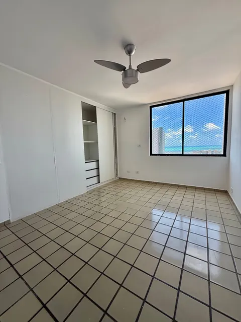 Quarto com armários embutidos e ventilador de teto
