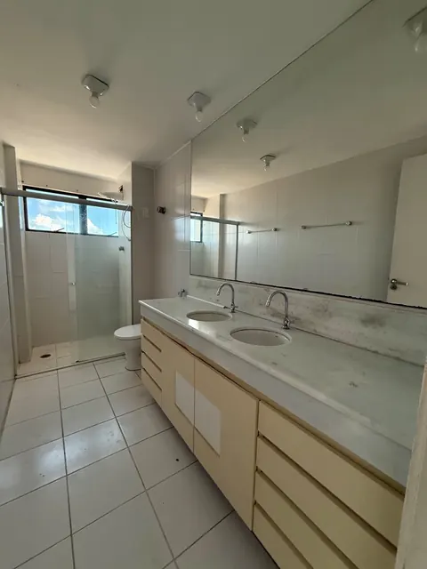Banheiro com bancada de duas cubas