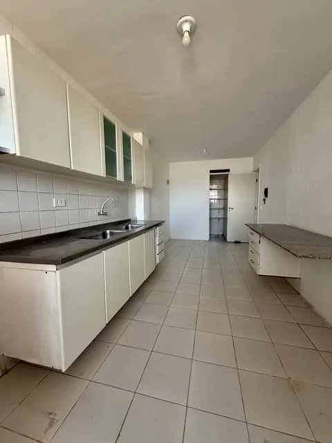 Cozinha com armários e bancada de apoio