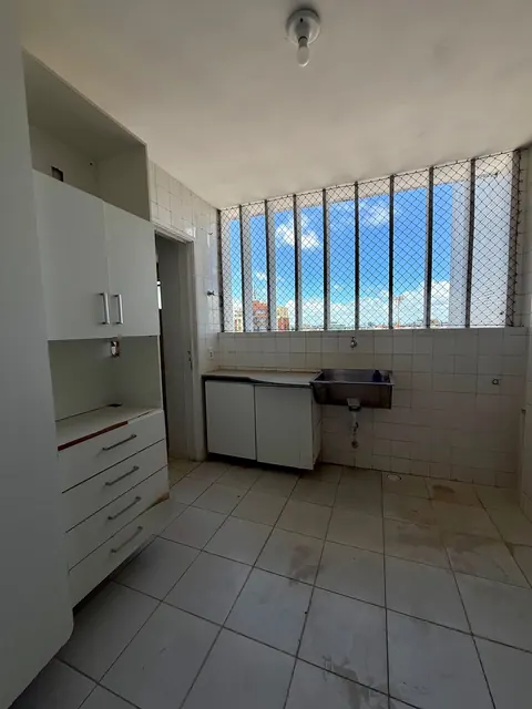 Área de serviço com armários e tanque