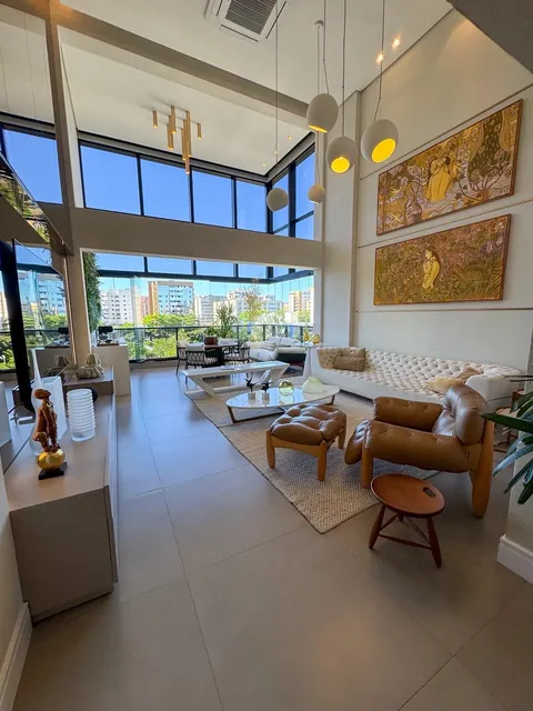 Sala de estar com pé-direito duplo de 5,5 m