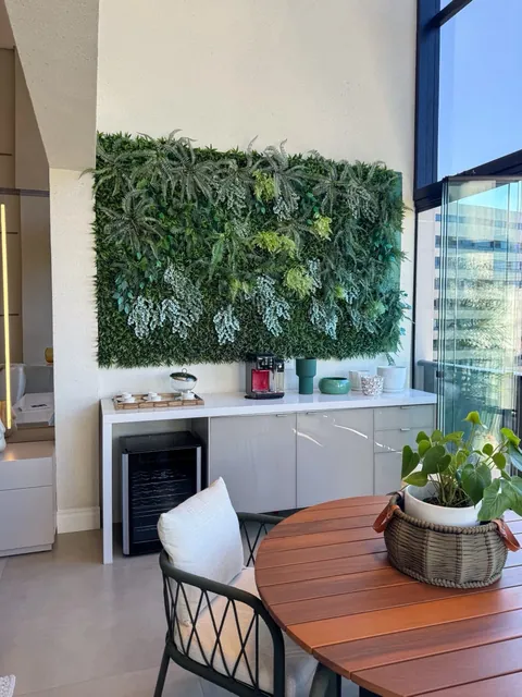 Bancada da varanda com adega e jardim vertical