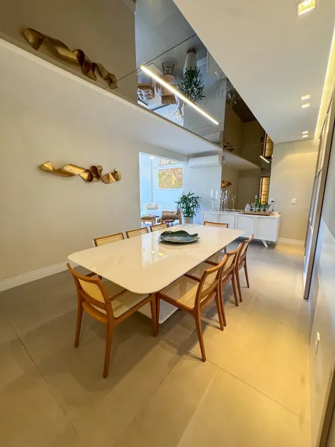 Sala de jantar com teto espelhado