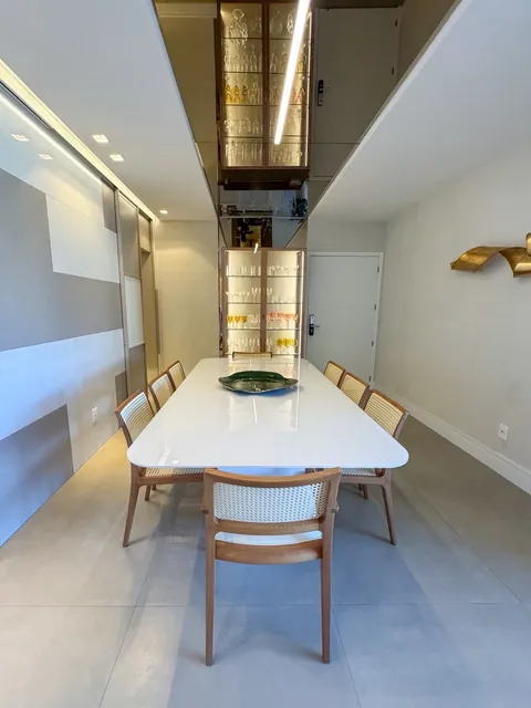 Sala de jantar e cristaleira