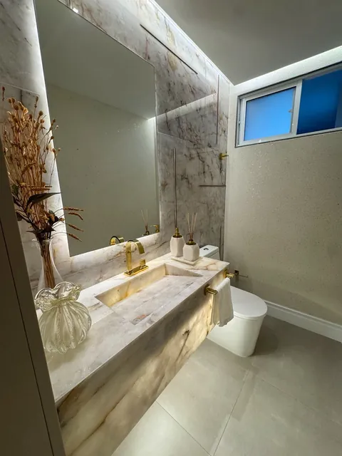 Lavabo com bancada em pedra iluminada