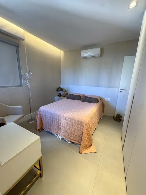 Suíte com papel de parede e ar-condicionado