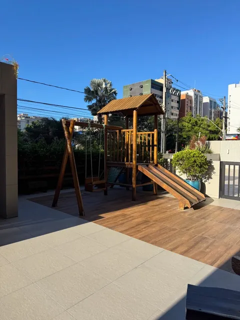 Playground de madeira de reflorestamento no pilotis