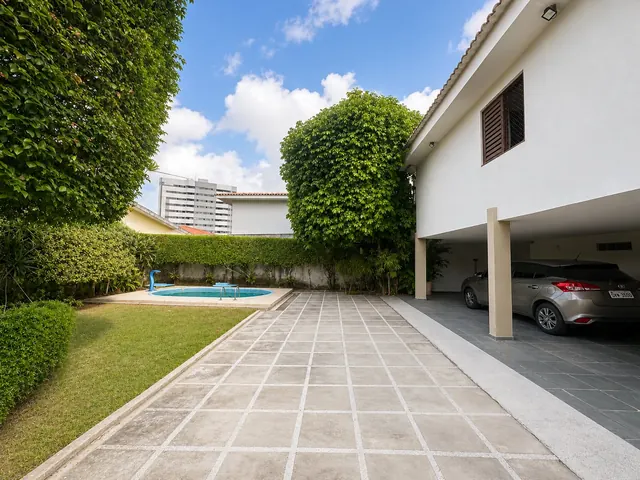 Jardim, piscina e garagem coberta