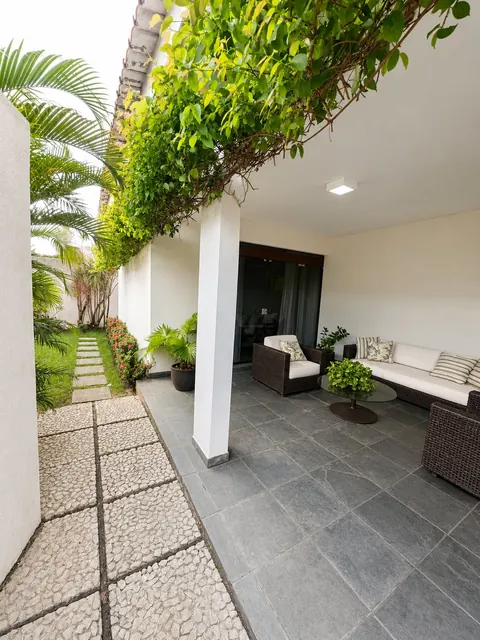 Entrada com jardim e terraço