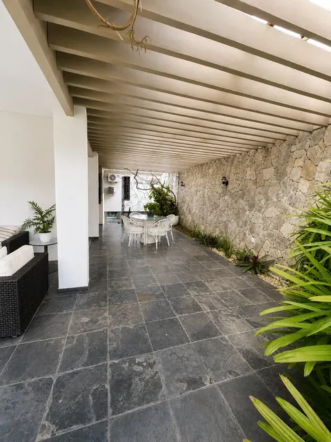 Terraço com área de estar junto ao jardim