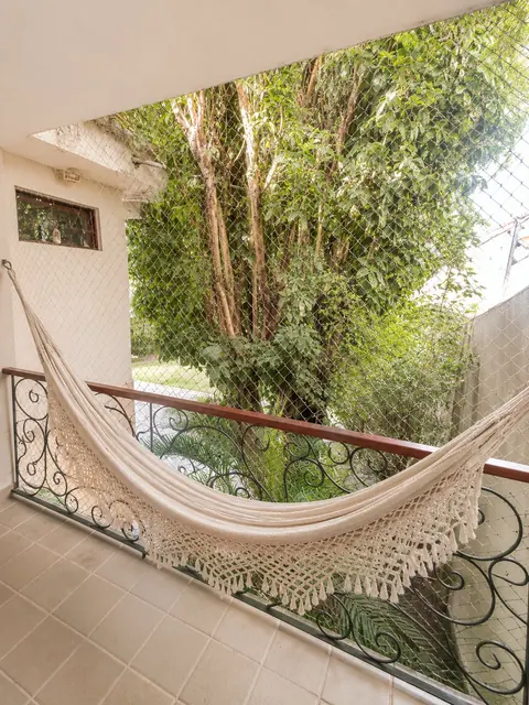 Varanda da suíte com rede e vista para o jardim