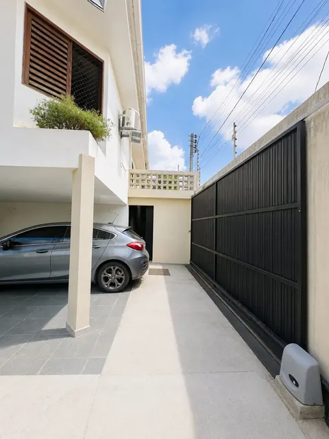 Garagem com acesso de serviço e portão automático