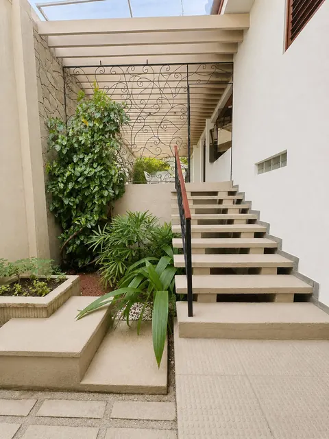 Escada interna de acesso ao terraço e à piscina