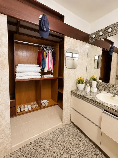 Banheiro da suíte principal com closet