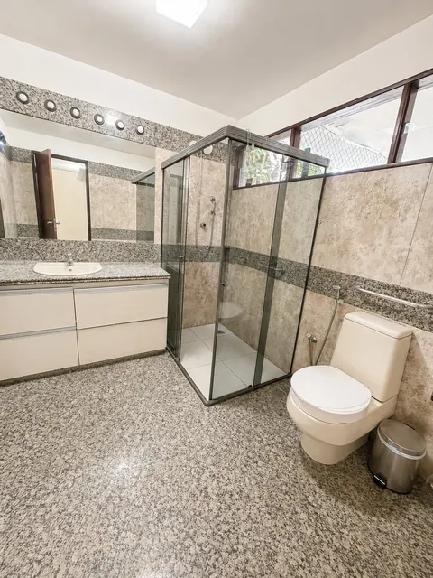 Banheiro com box de vidro